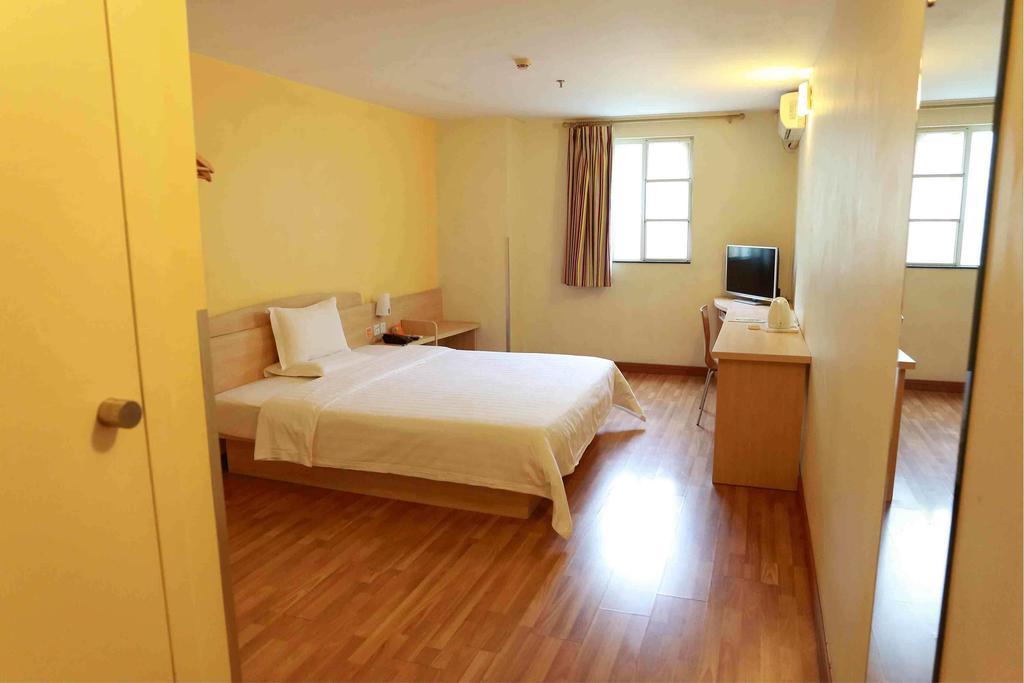 7Days Inn Wuzhou South Railway Station Cangwu Quarto foto